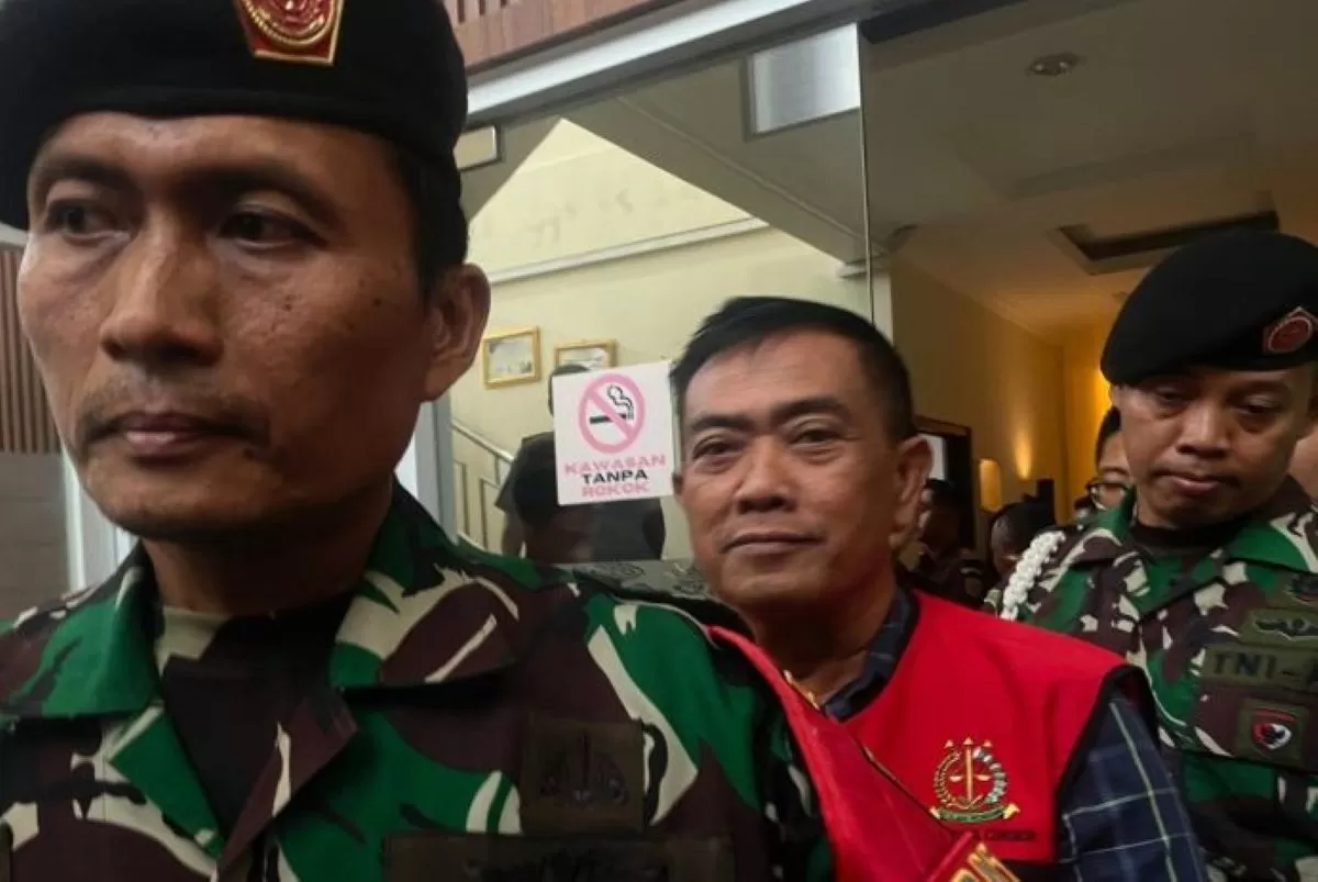 Mantan Walikota Cirebon, Nashrudin Azis mengenakan rompi tahanan usai menjalani pemeriksaan di Kantor Kejari Kota Cirebon.