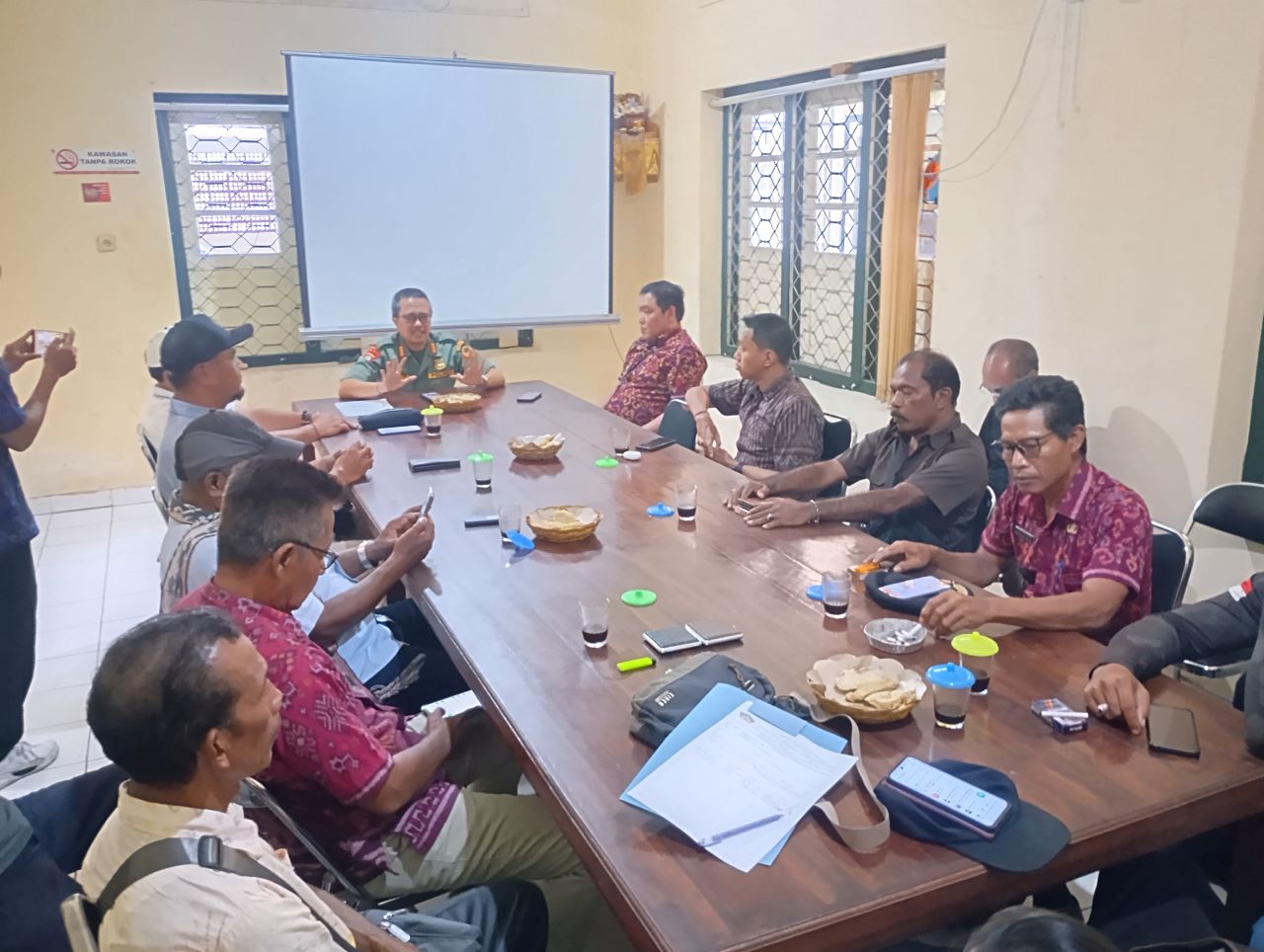 BAHAS HUTAN: Pertemuan pengelola LPHD di sejumlah wilayah di Buleleng, menyusul indikasi ada hutan gundul di wilayah Desa Ambengan, Buleleng.