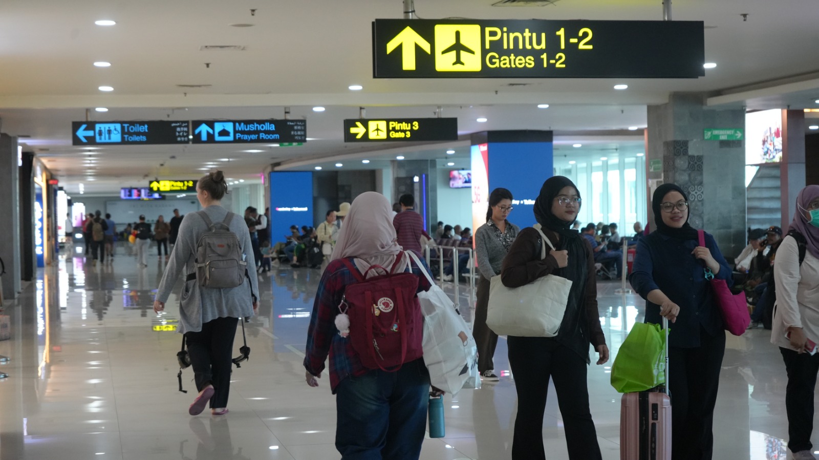 RAMAI: Suasana di Terminal Keberangkatan Domestik Bandara Ngurah Rai Denpasar.