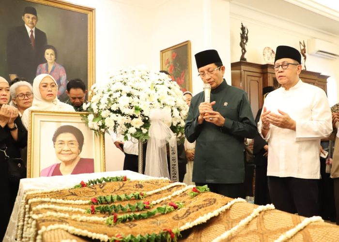 Menteri Agama RI, Nasaruddin Umar, memimpin doa di depan jenazah almarhumah Karlinah Umar Wirahadikusumah, istri dari Wapres ke-4 RI.