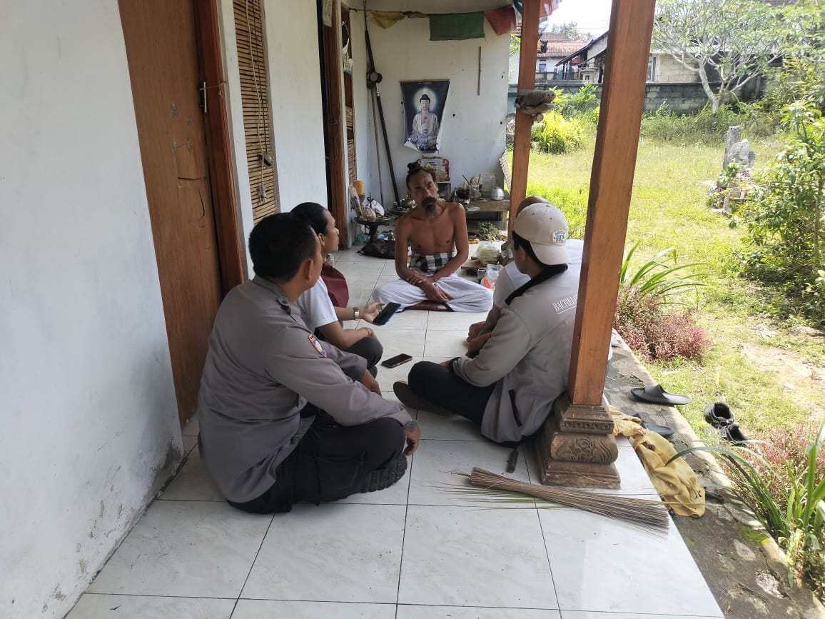 Polsek Nusa Penida saat mendatangi griya yang ditempati Ida Rsi Mundi.