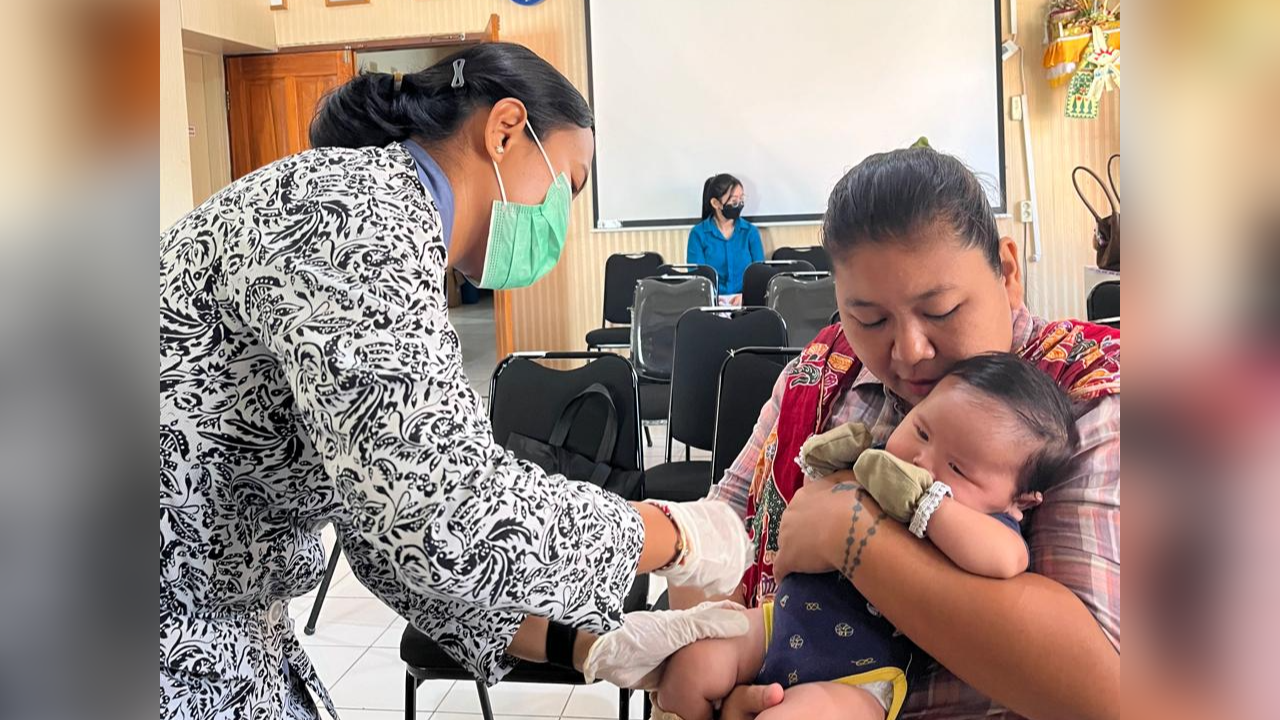 SUNTIK DULU YA!: Pelaksanaan imunisasi bagi balita di Buleleng.
