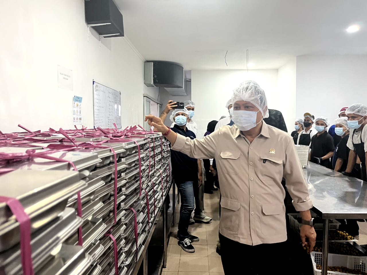 SIDAK: Anggota DPD RI, Ida Bagus Rai Dharmawijaya Mantra saat melakukan  sidak ke SPPG yang merupakan mitra BGN.