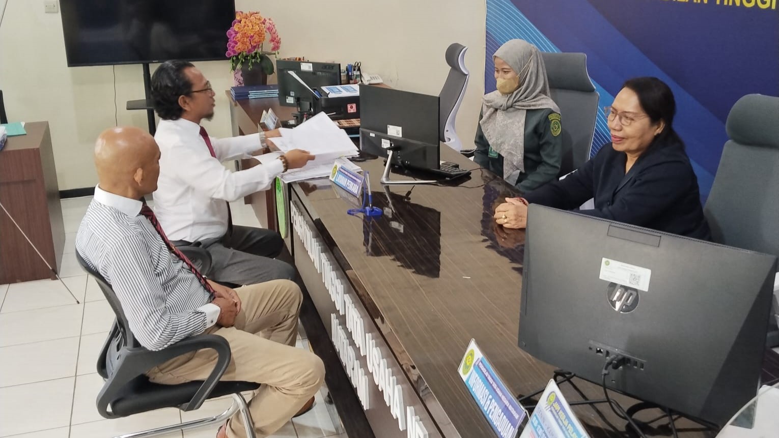 AJUKAN GUGATAN: Pengacara Wayan Sudarma (baju putih) saat mendatangi Pengadilan Tinggi Tata Usaha Negara Mataram.