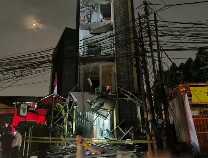 HANCUR: Kondisi gedung farmasi Nucleus di Pondok Aren, Tangerang Selatan yang hancur akibat ledakan, Rabu (8/10) malam.