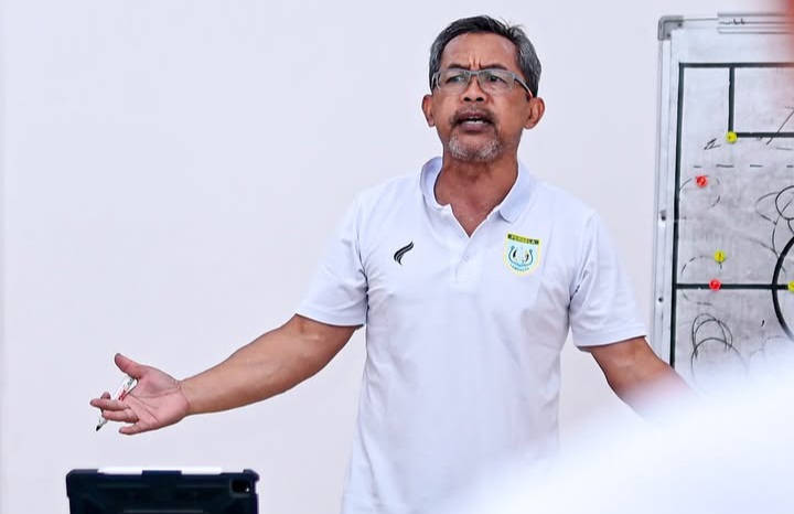 Aji Santoso saat menjadi pelatih Persela Lamongan, kini dia dirumorkan merapat ke PSPS Pekanbaru.
