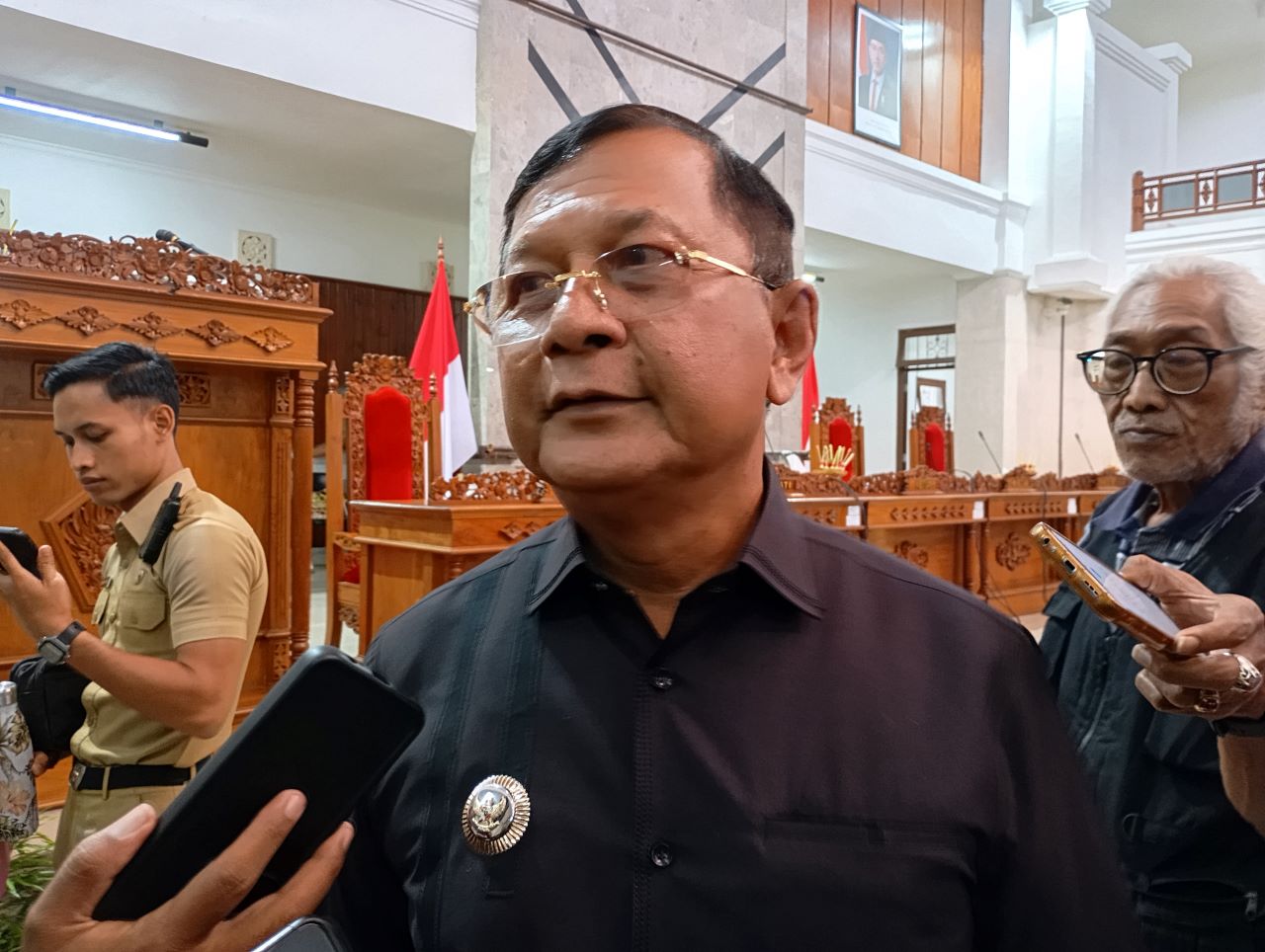 DEWASA AYU: Bupati Buleleng, I Nyoman Sutjidra. Ia menyatakan segera menggelar mutasi, hanya tinggal menunggu dewasa ayu atau hari baik.