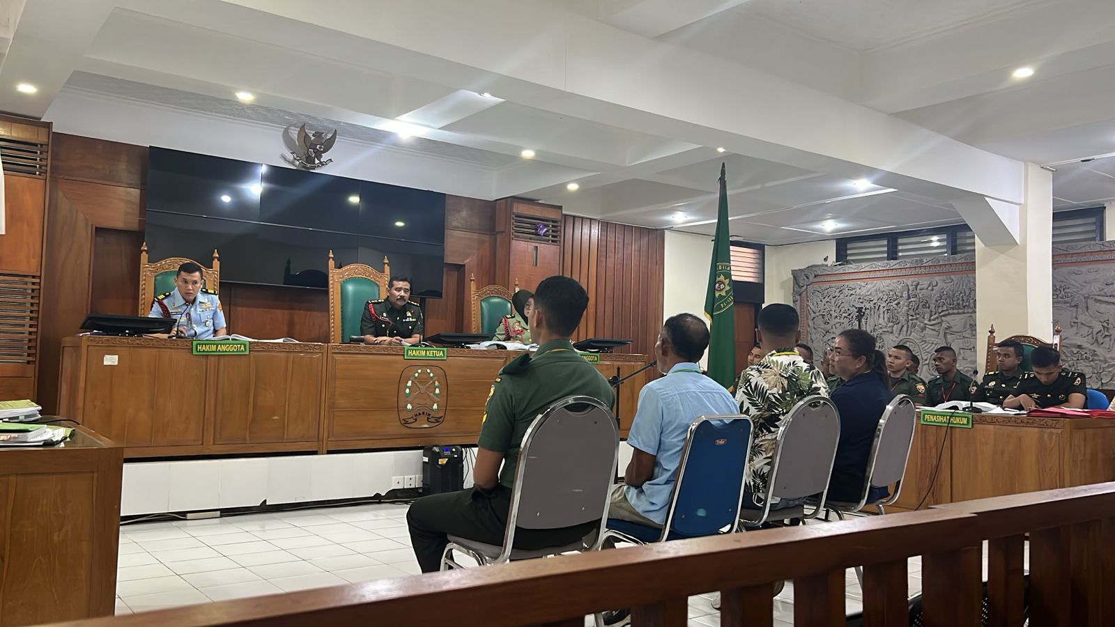 BERI KESAKSIAN: Suasana persidangan di Pengadilan Militer III-14 Denpasar, terkait penganiayaan 10 orang personel TNI yang mengakibatkan seorang warga sipil meninggal.