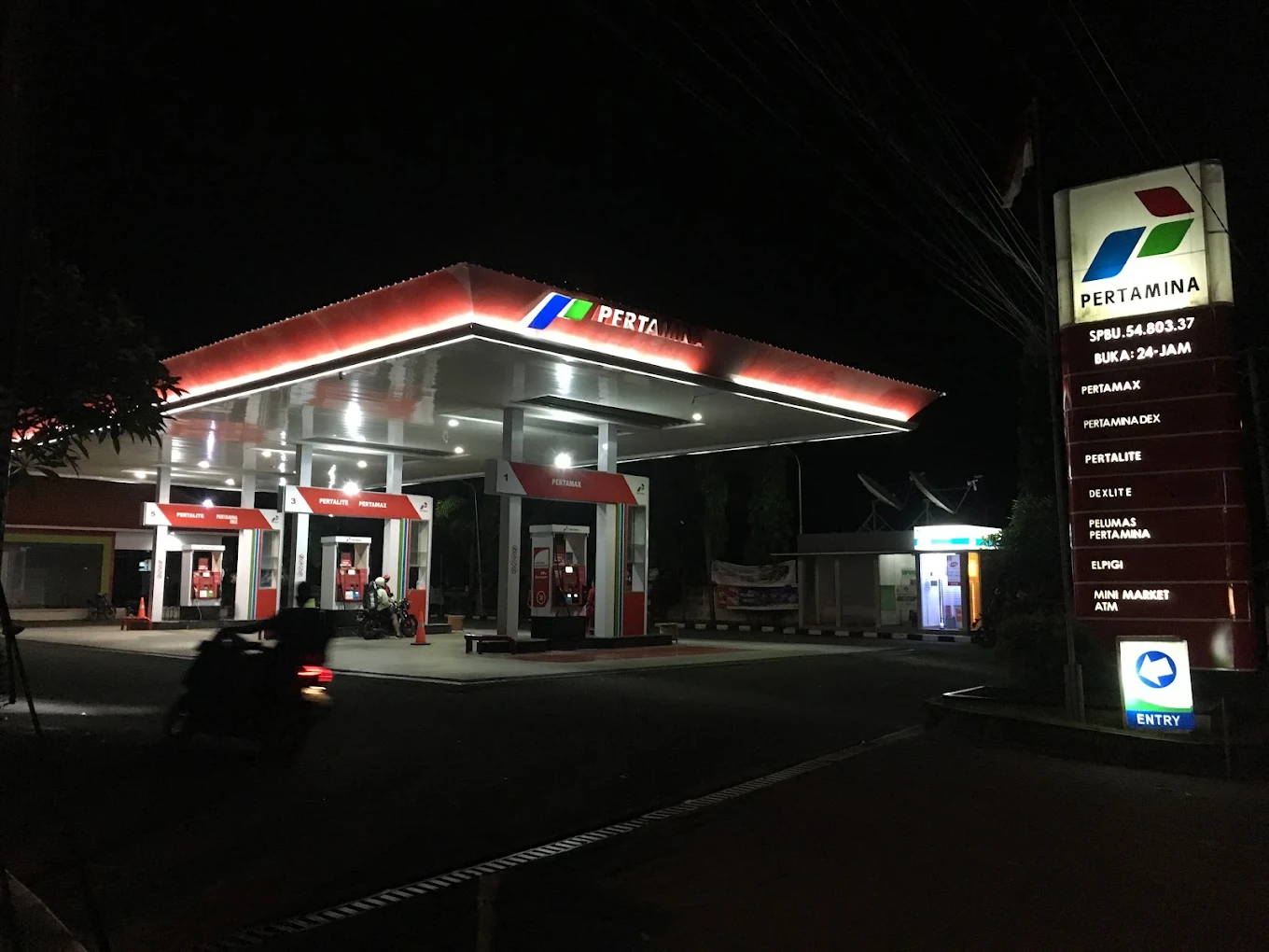 SANKSI: Salah satu SPBU di Bali yang terkena sanksi dari Pertamina Patra Niaga.