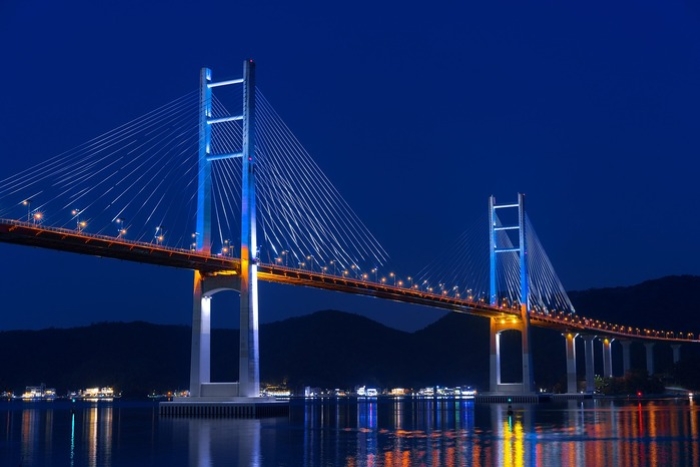 Jembatan Mahakam terlihat indah pada malam  hari.