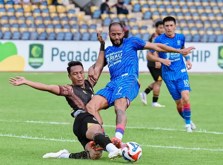 Pemain PSPS Pekanbaru berduel dengan pemain Sriwijaya FC di Stadion Kaharuddin Nasution, Rumbai, Jumat (10/10/2025).