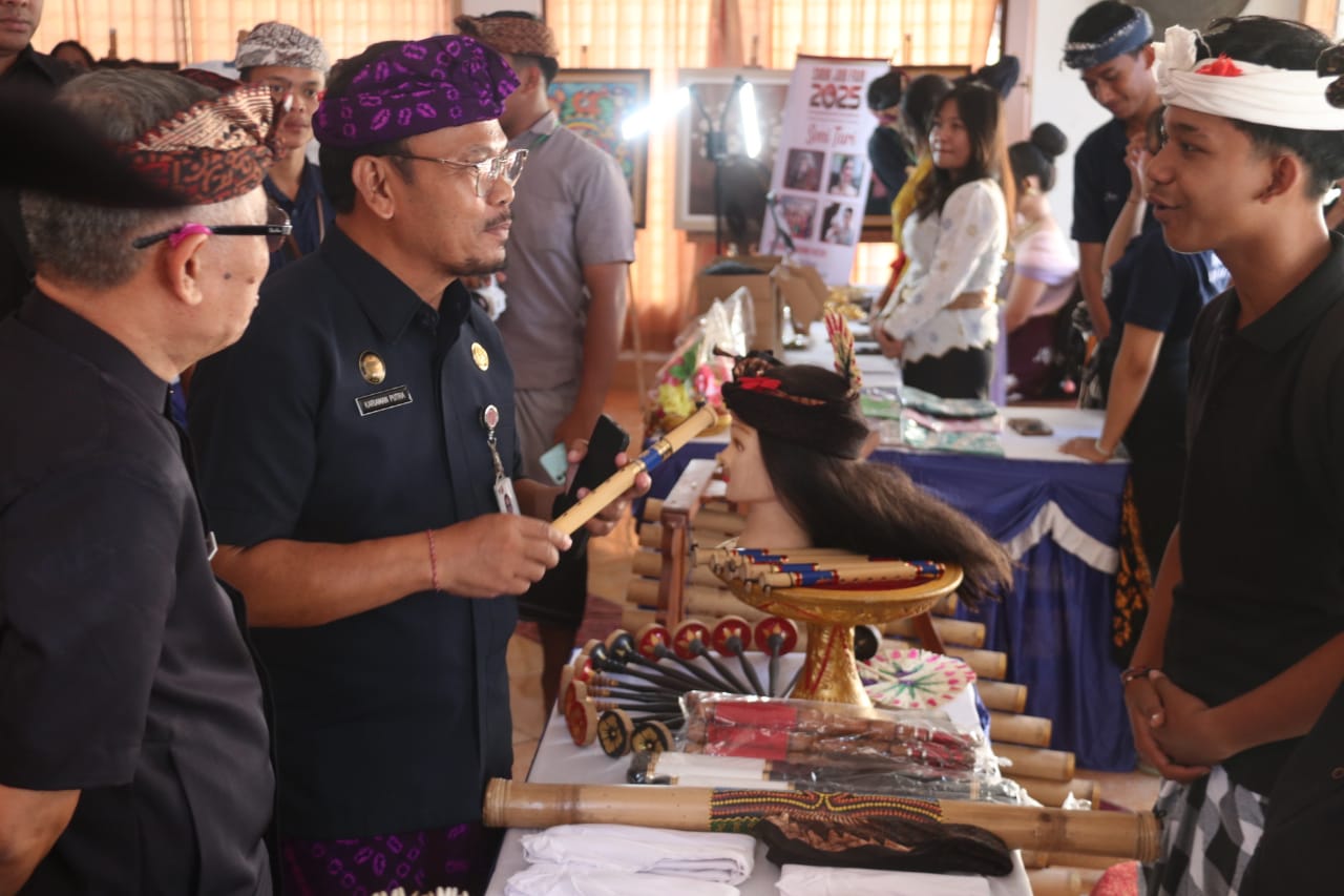 UNJUK KARYA: Siswa SMKN 1 Sukasada menunjukkan salah satu karyanya. Siswa siap terjun ke dunia kerja maupun menjadi wirausaha.