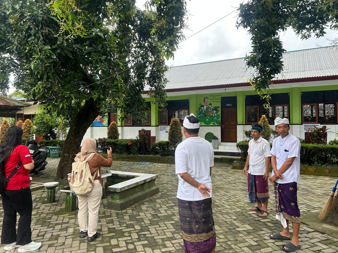 VISITASI: Tim Penilai dari Pemprov Bali melakukan visitasi dan verifikasi usulan Sekolah Adiwiyata di Buleleng.