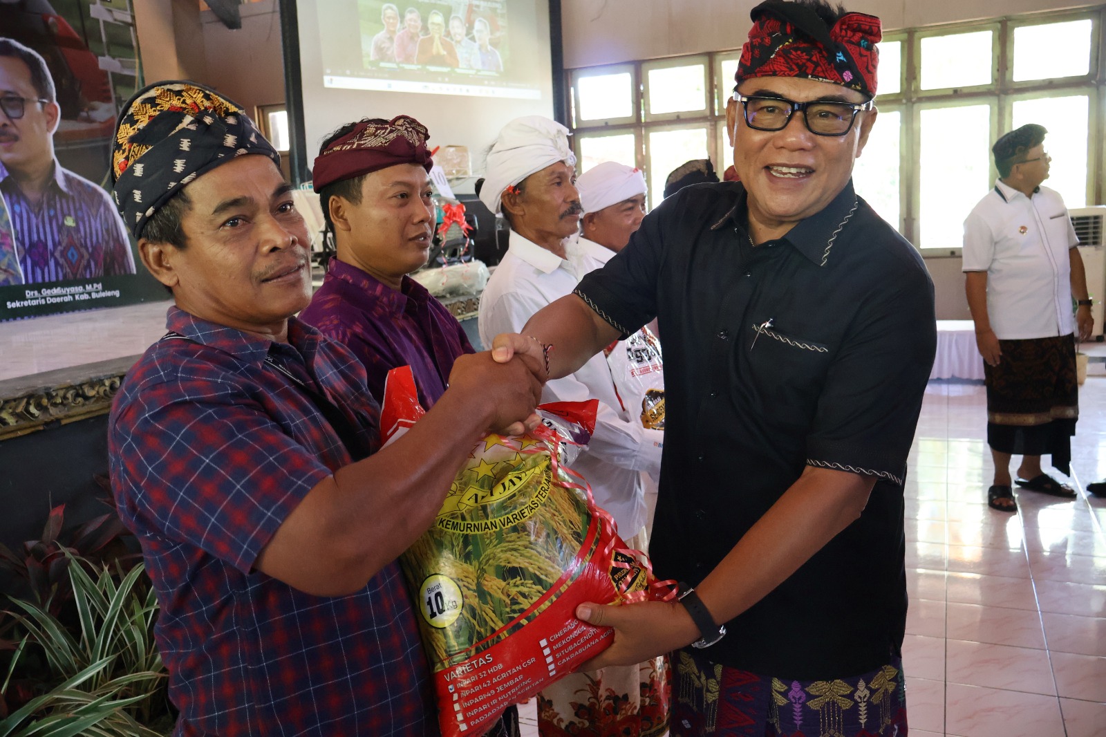 BERI BANTUAN: Anggota DPR RI, Adi Wiryatama saat membagikan bantuan bibit dan mesin pertanian kepada petani di Buleleng.