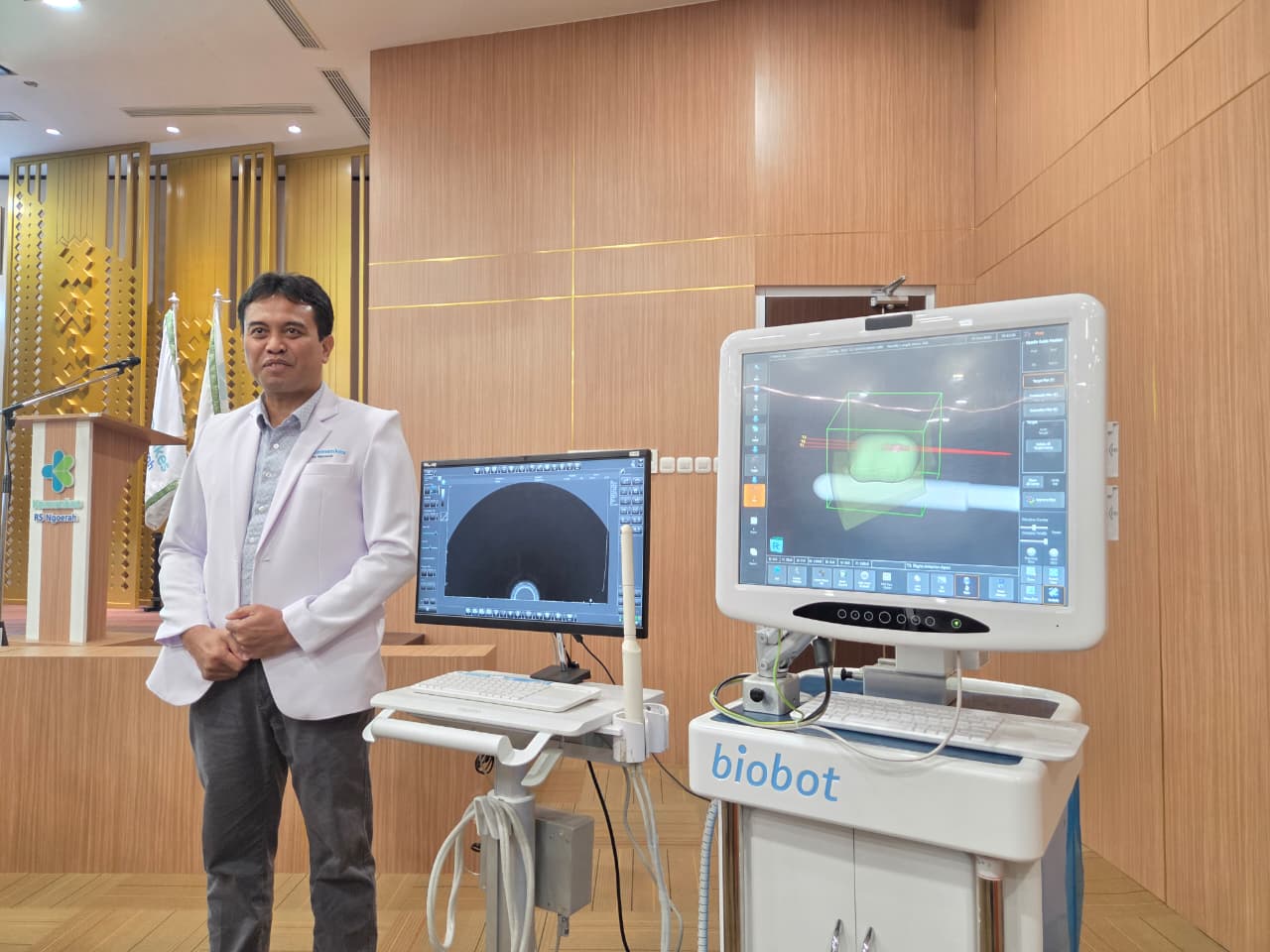 CANGGIH: Dokter spesialis urologi di RSUP Prof. Ngoerah, Sanglah, Denpasar, menunjukkan mesin biopsi.