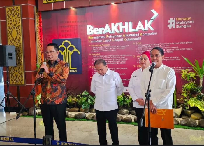 Menteri Hukum, Supratman Andi Atgas (kiri) menyerahkan Surat Keputusan (SK) kepengurusan DPP Partai Solidaritas Indonesia (PSI) periode 2025&ndash;2030 kepada Sekjen PSI, Raja Juli Antoni (kanan).