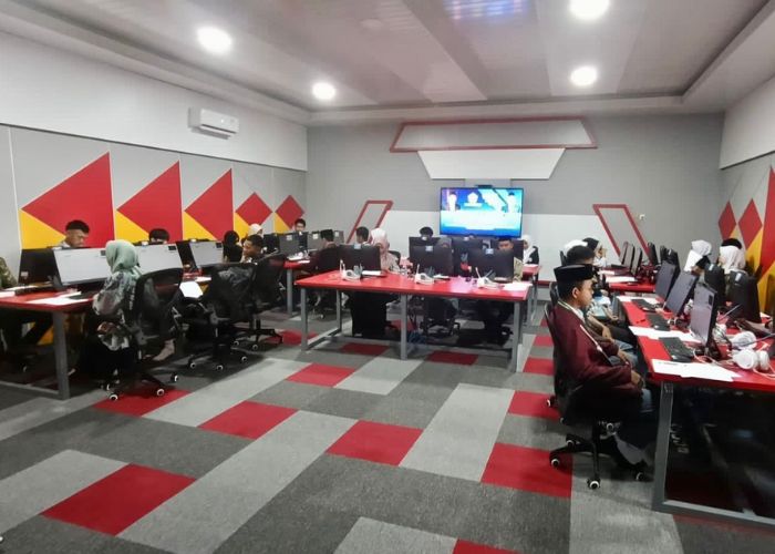 Para peserta Olimpiade Madrasah Indonesia (OMI) 2025 tengah mengikuti seleksi berbasis komputer (CBT) tingkat provinsi.