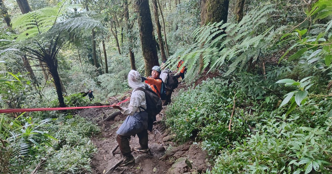 EVAKUASI: Tim SAR mengevakuasi para pendaki yang kelelahan di Gunung Batukaru, Bali.