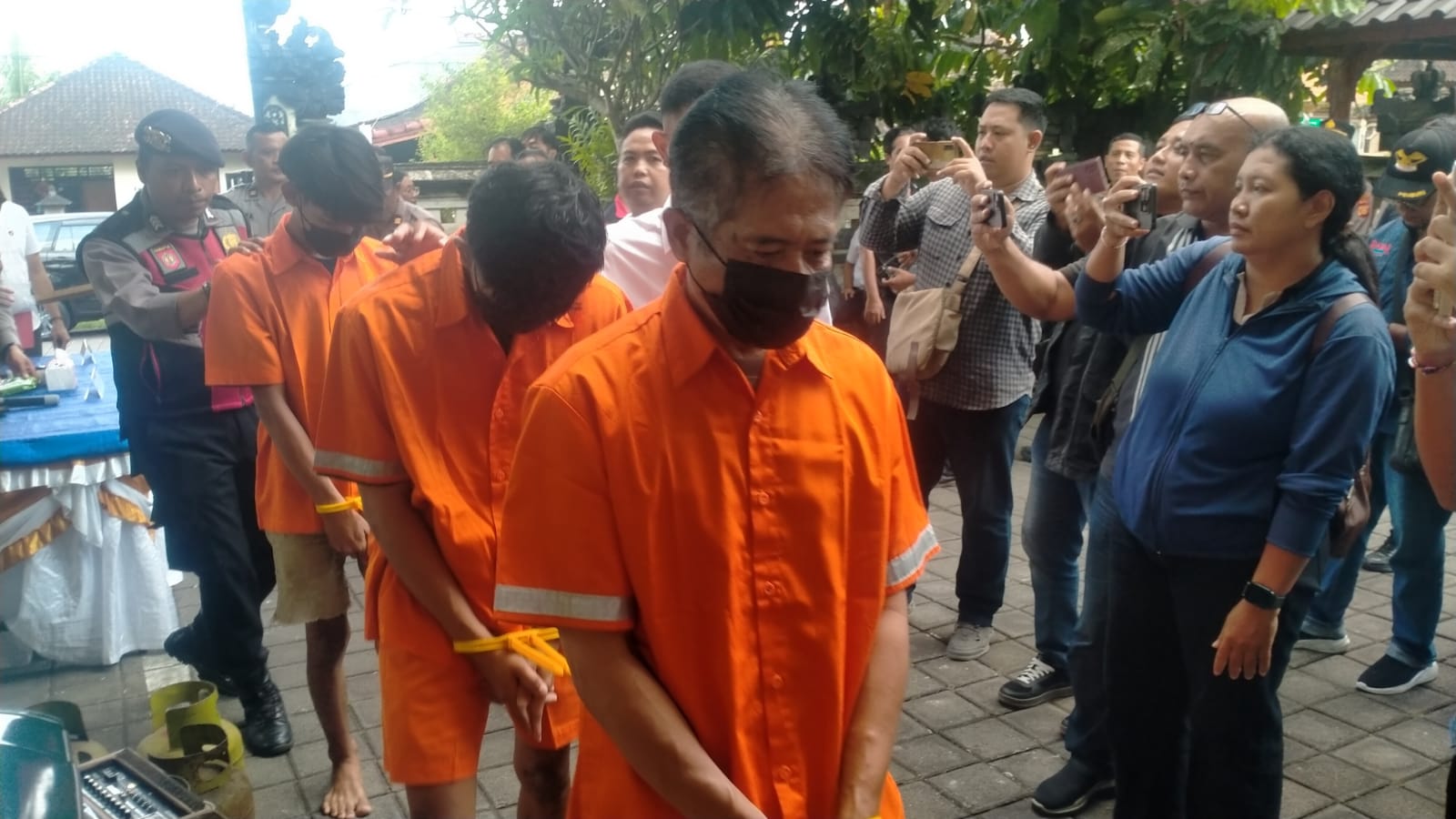 BURON: Pria asal Buleleng berinisial MS, 56 (paling depan) ditangkap karena melakukan penganiayaan pada warga di Desa Beraban, Kediri.