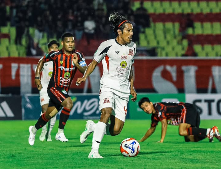 Aksi pemain Deltras saat laga melawan Persipura di Stadion Gelora Delta, Sidoarjo, Jawa Timur, Sabtu (11/10/2025) malam.