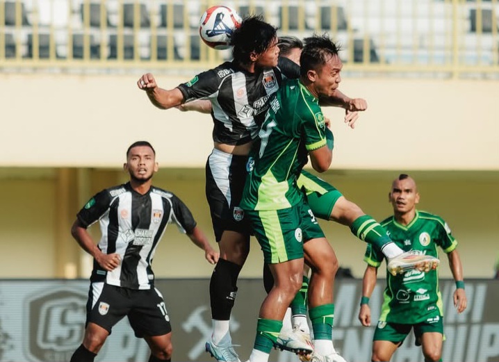 Pemain PSS Slemen berduel dengan pemain Kendal Tornado FC di Stadion Maguwoharjo.