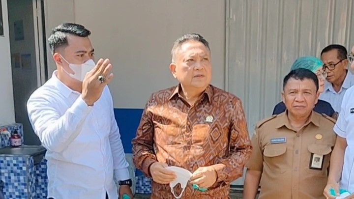 CEK MBG: Anggota DPD RI, Rai Dharmawijaya Mantra (tengah) saat mengecek dapur SPPG Pemaron, Buleleng.