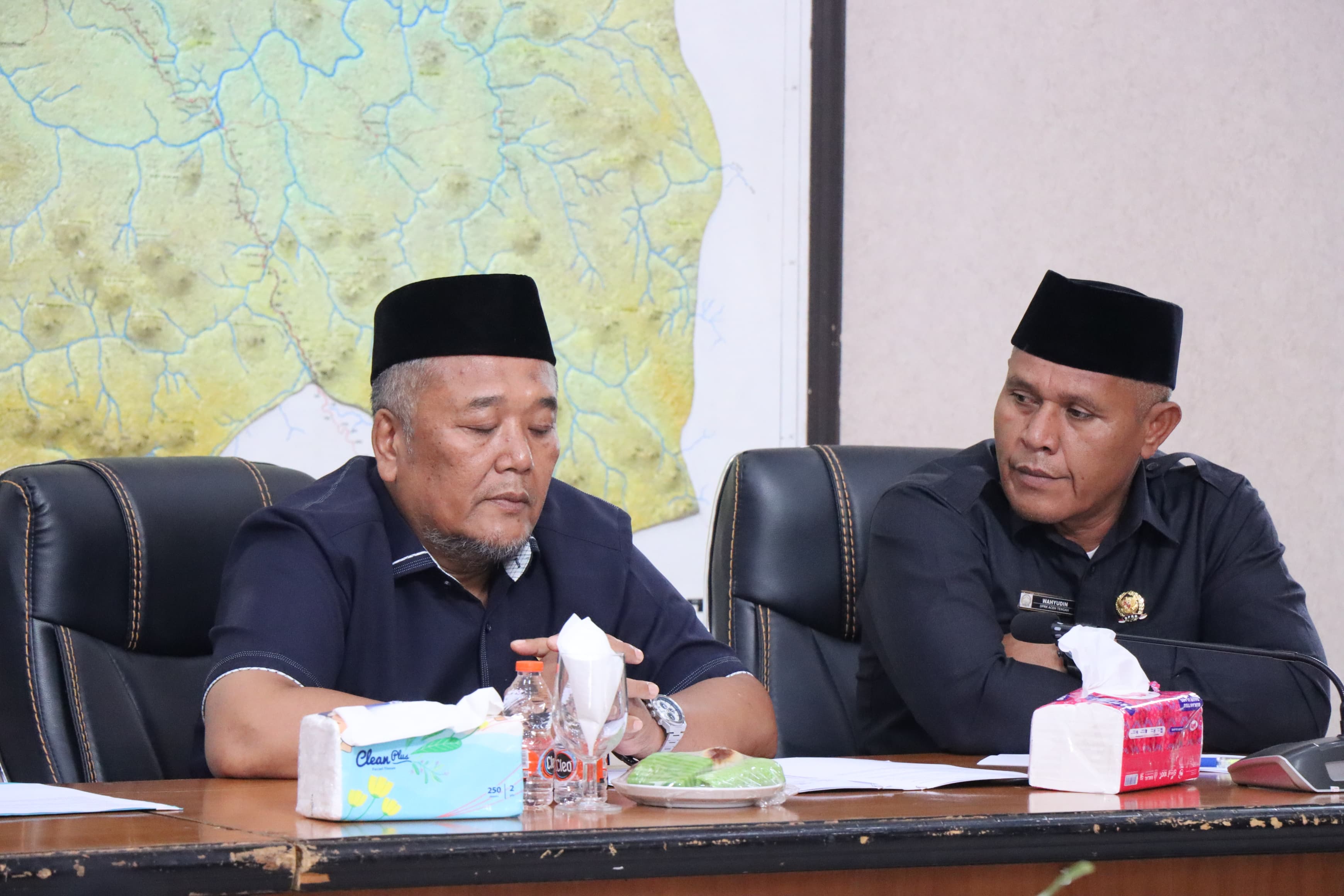 BERI DUKUNGAN: Wakil Ketua DPRK Aceh Tengah, Hamdan (kiri) bersama Ketua Komisi C DPRK Aceh Tengah, Wahyudi (kanan).
