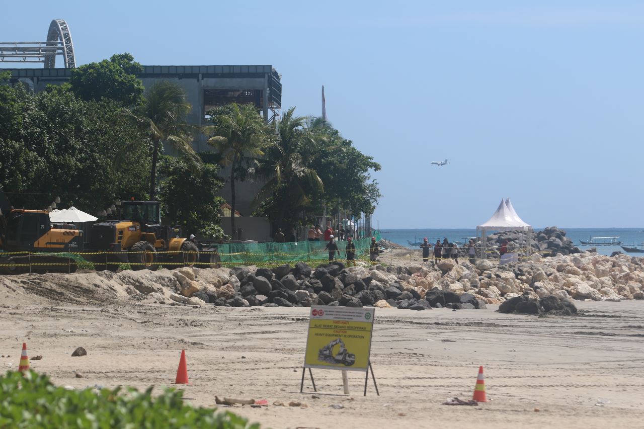 PENATAAN PANTAI: Proses penataan dan konservasi pantai di kawasan Pantai Kuta. Pantai ini terdampak abrasi yang parah.