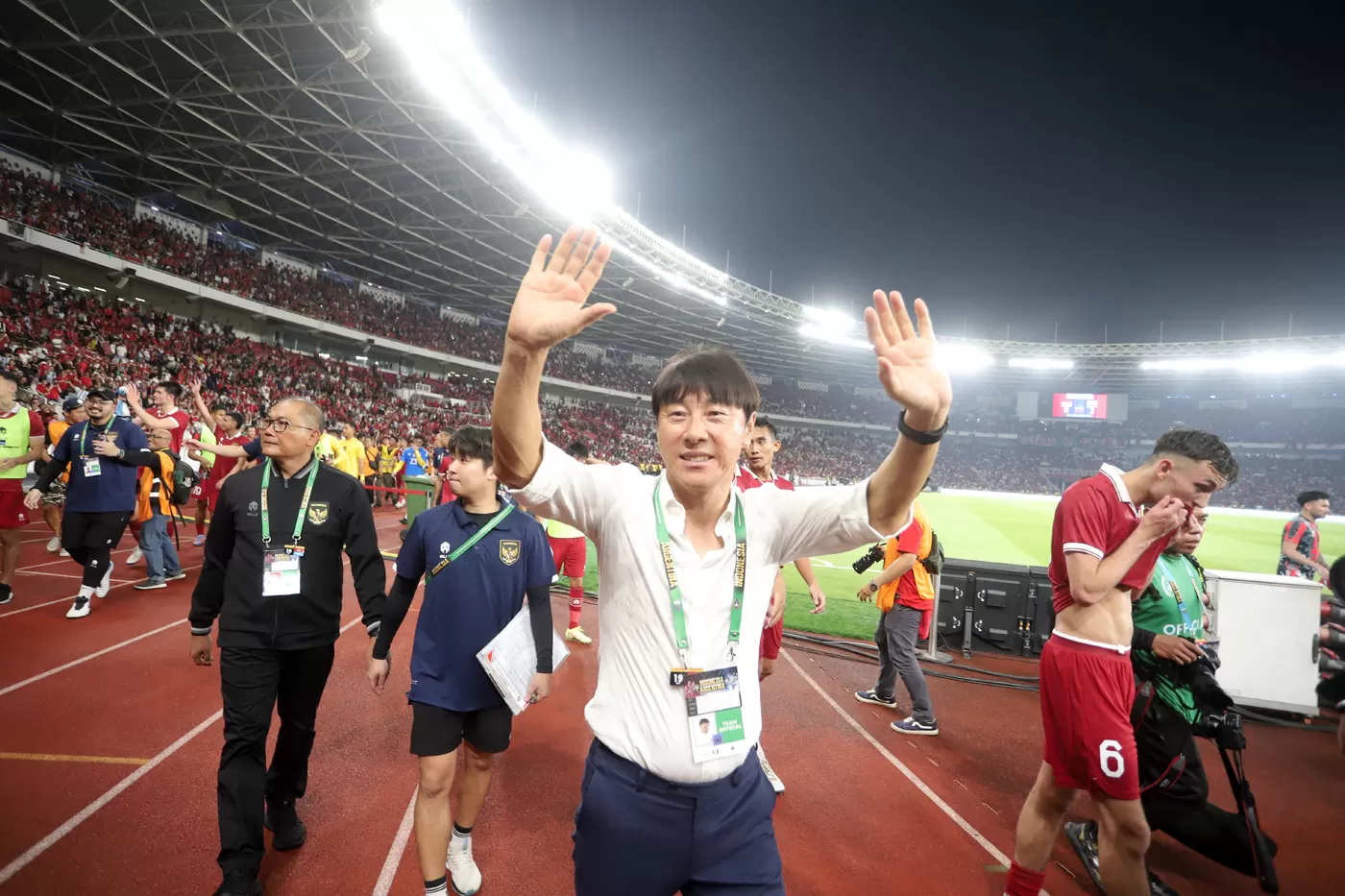 Pelatih Timnas Indonesia Shin Tae-yong menyapa suporter usai pertandingan FIFA Matchday di Stadion Utama Gelora Bung Karno, Jakarta.