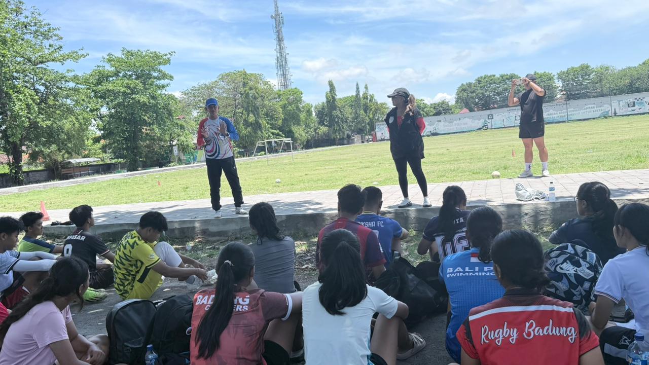 PELATIHAN: Suasana pelatihan wasit Walking Football di Lapangan Pegok Denpasar.