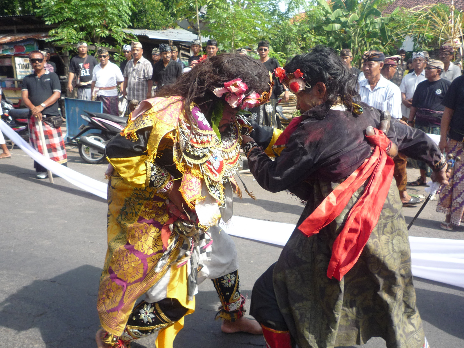 WARISAN BUDAYA: Kesenian Baris Bedug di Kabupaten Buleleng. Kesenian ini biasanya ditarikan dalam rangkaian prosesi ngaben.