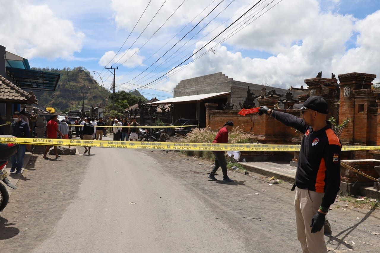 OLAH TKP: Aparat kepolisian melakukan olah TKP peristiwa bentrok yang terjadi di Desa Songan, Kintamani, Bali.