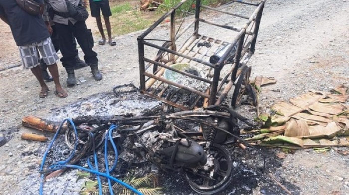 Polisi melakukan olah TKP di lokasi pembakaran motor di Desa Saukibe, Kecamatan Amfoang Barat Laut, Kabupaten Kupang, NTT, Senin (13/10/2024).