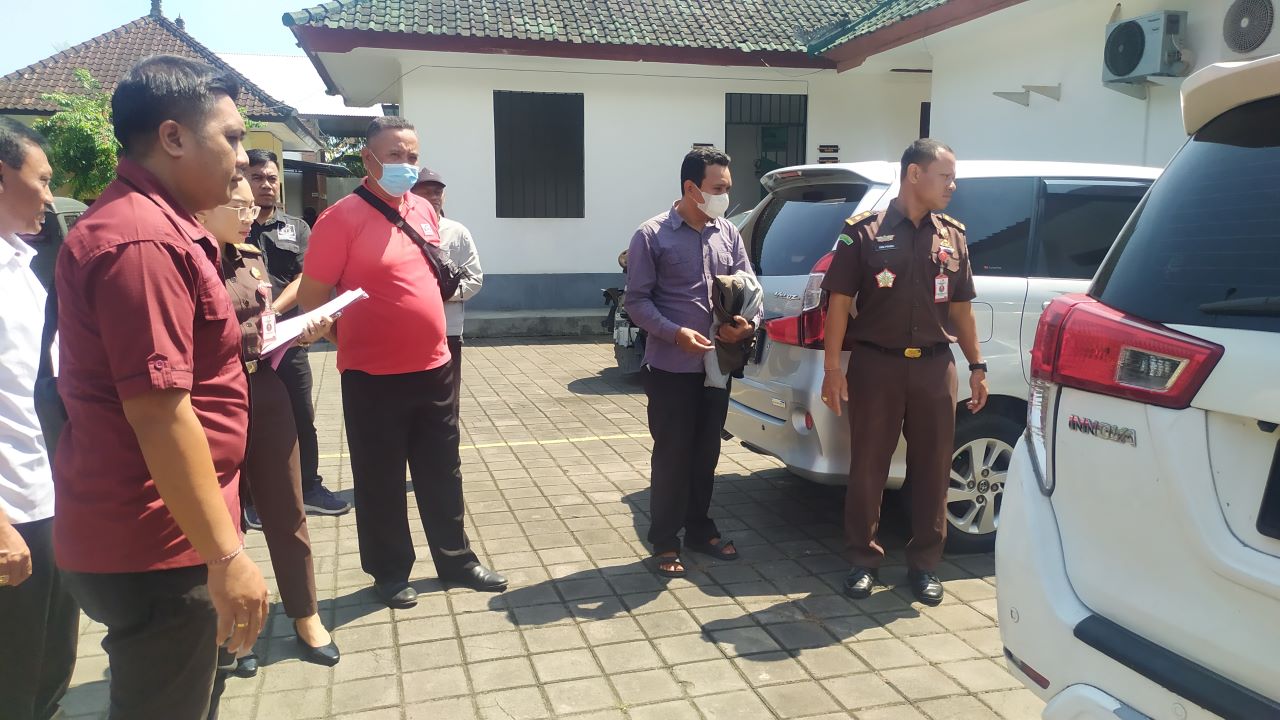 DIJEBLOSKAN KE PENJARA: Kejari Jembrana membawa dua orang tersangka kasus korupsi proyek renovasi gedung SMKN 2 Negara ke penjara.