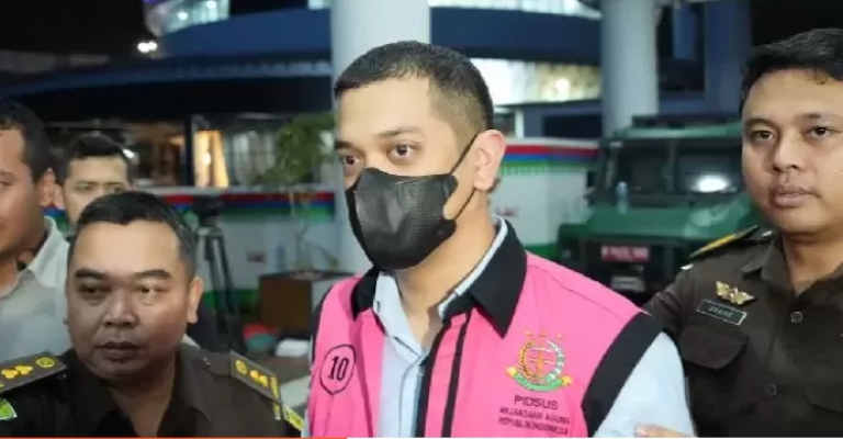 Anak Riza Chalid, Muhammad Kerry Andrianto Riza Ditetapkan sebagai tersangka dalam kasus korupsi minyak mentah.