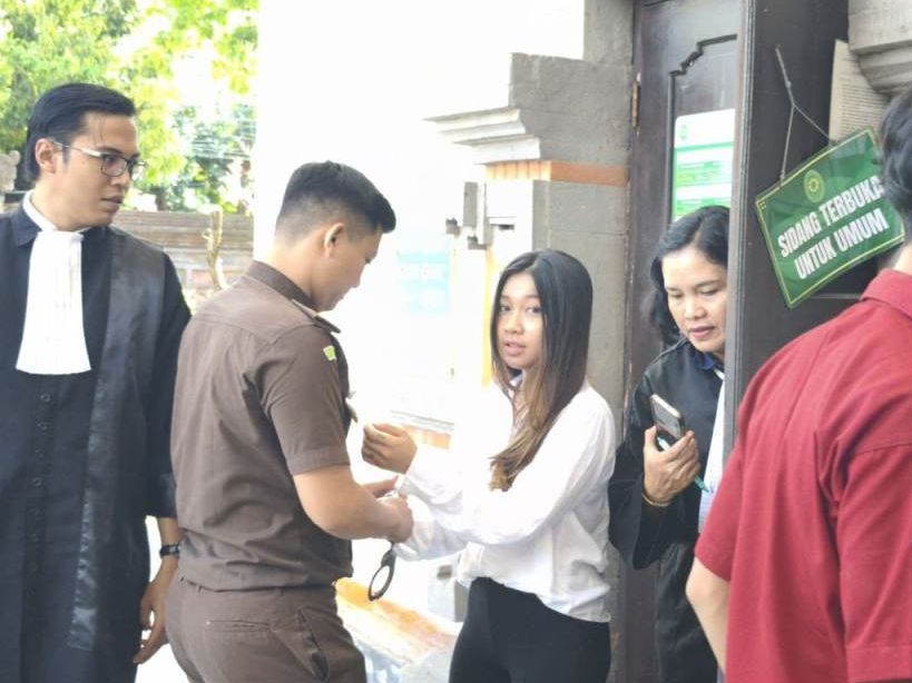 EMOSI: selebgram asal Jakarta, Vienna Varella Angeli Parinussa usai menjalani sidang di Pengadilan Negeri Denpasar.