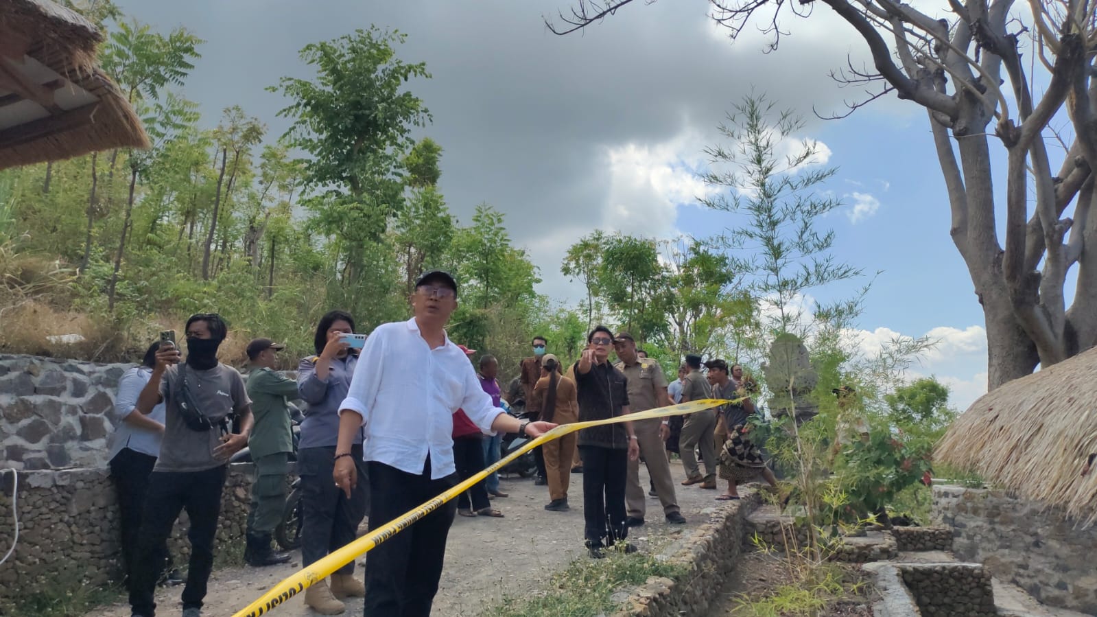 TUTUP SEMENTARA: Pol PP menutup sementara operasional villa dan restoran di kawasan hutan lindung Desa Pejarakan, Buleleng.