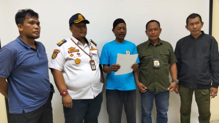 Siswo Misman (baju biru muda), juru parkir liar membuat pernyataan dan memohon maaf di Kantor Satpol PP Kota Tegal.
