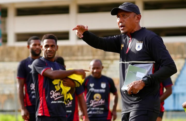 Pelatih baru Persipura Jayapura, Rahmad Darmawan, memimpin latihan di Stadion Mandala, Jayapura, Papua pada Selasa (14/10/2025).