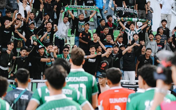 Suporter PSMS Medan saat di Stadion Utama Sumatra Utara, ulah pendukung membuat klub ini mendapat sanksi Komdis PSSI.