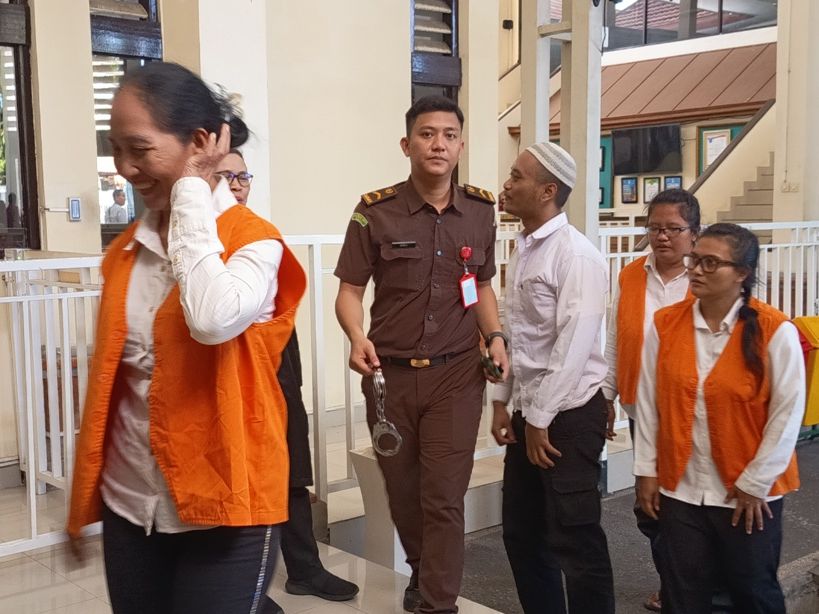TERLIBAT PENGANIAYAAN: Trio perempuan (pakai rompi oranye) yang terlibat aksi penganiayaan pria bertato di Bali. Mereka diancam hukuman 10 tahun penjara.