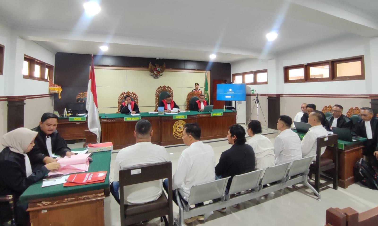 HUKUMAN BERAT: Suasana sidang kasus pembunuhan di arena tajen di Bangli. Keluarga korban minta hakim menjatuhkan hukuman berat.