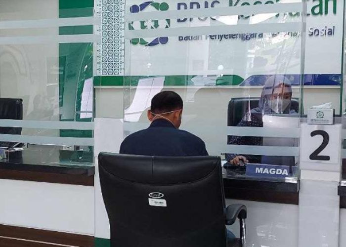 Seorang warga mengurus BPJS Kesehatan.