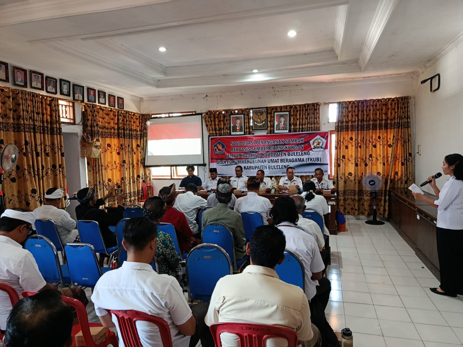 SOSIALISASI: Suasana sosialisasi gerakan pilah sampah dari rumah ibadah di Aula Kantor Camat Seririt.