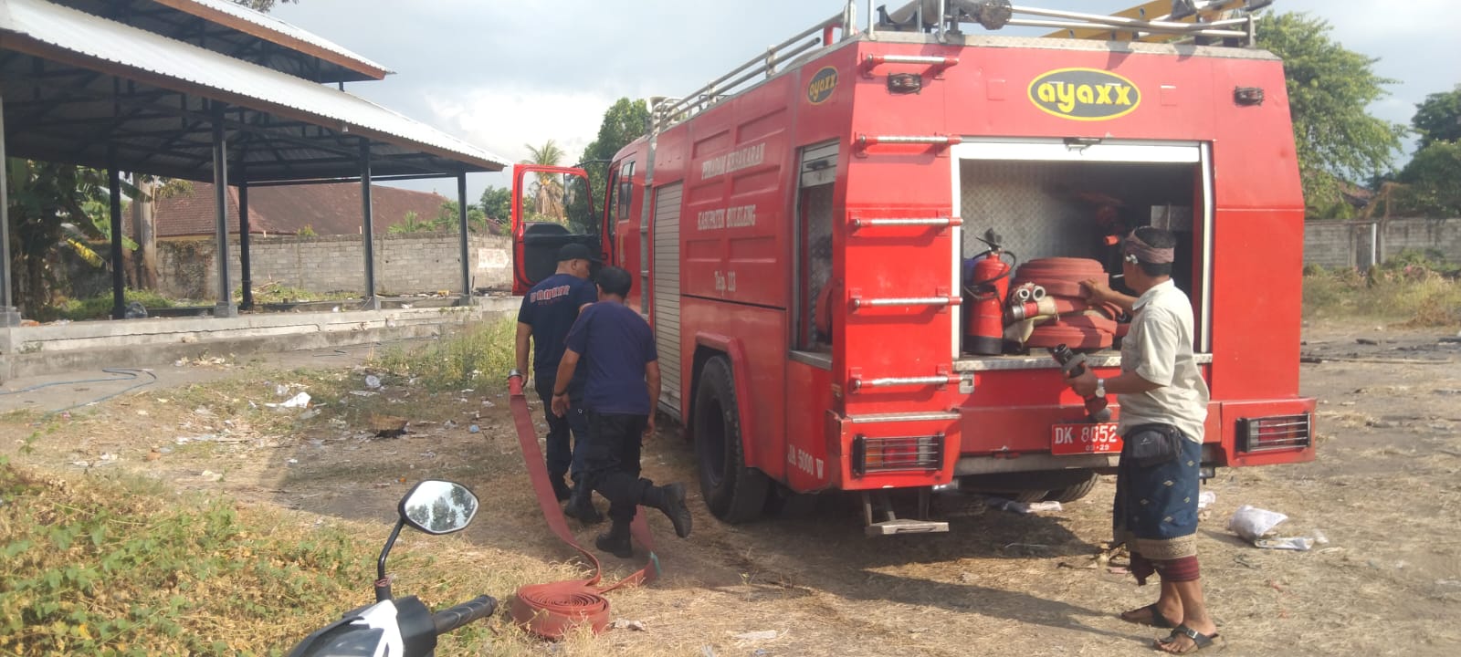 PADAMKAN API: Armada pemadam kebakaran dikerahkan ke Setra Desa Adat Penarukan untuk memadamkan api yang menyambar lahan kering.