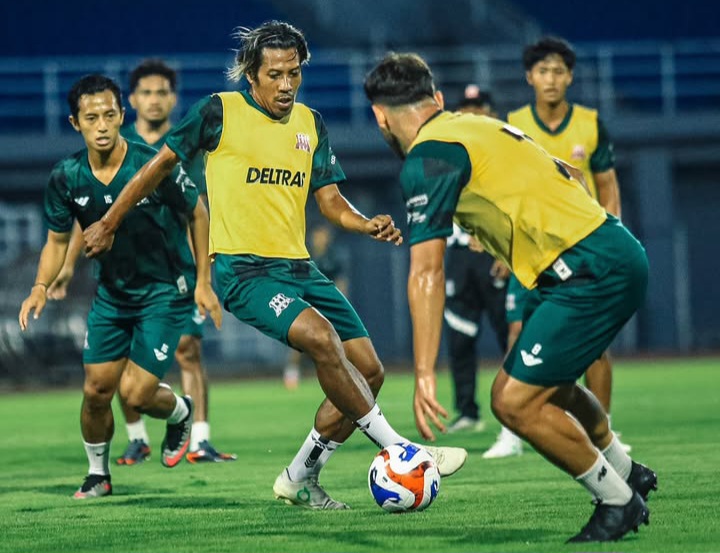 Pemain Deltras FC saat latihan jelang bertandang ke Kendal Tornado.