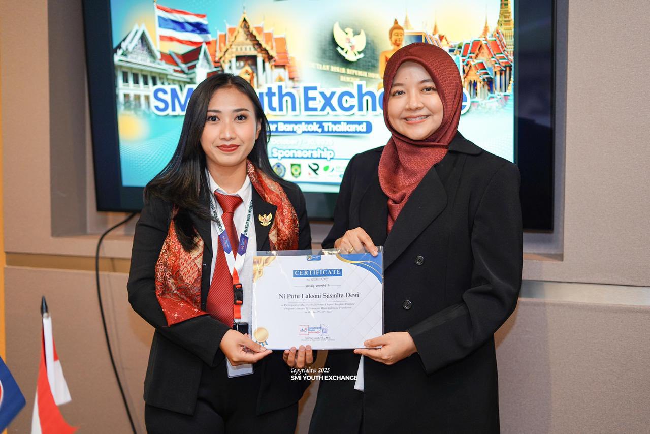 PRESTASI INTERNASIONAL: Mahasiswa Prodi Ilmu Hukum Undiksha, Ni Putu Laksmi Sasmita Dewi (kiri) meriah penghargaan