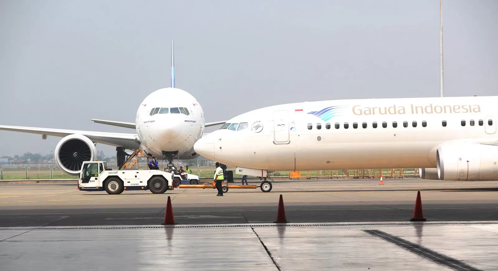 Pesawat Garuda Indonesia di hangar bandara.