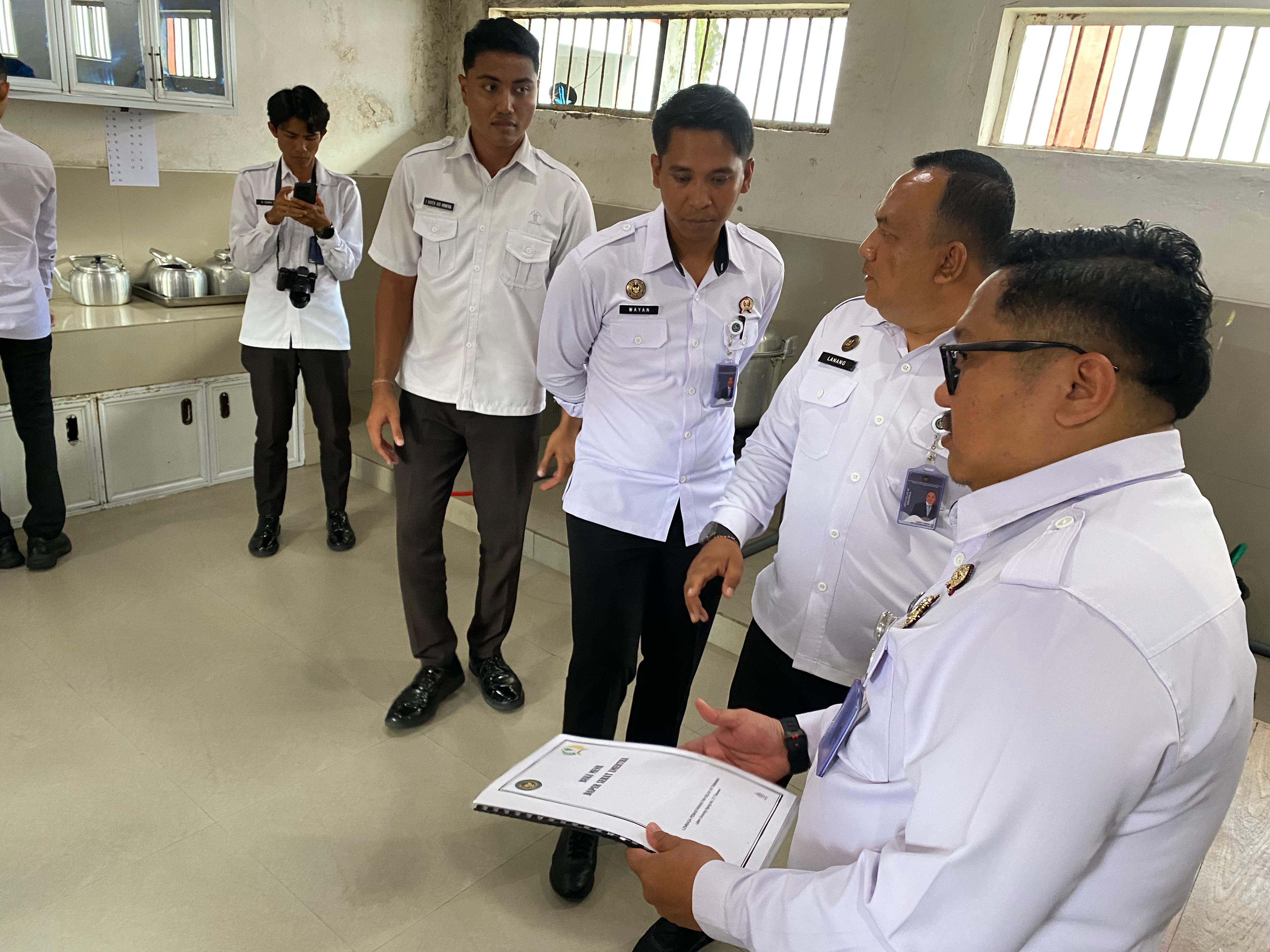 BELAJAR: Tim Lapas Singaraja saat melakukan kunjungan ke Lapas Tabanan untuk mempelajari Zona Integritas.