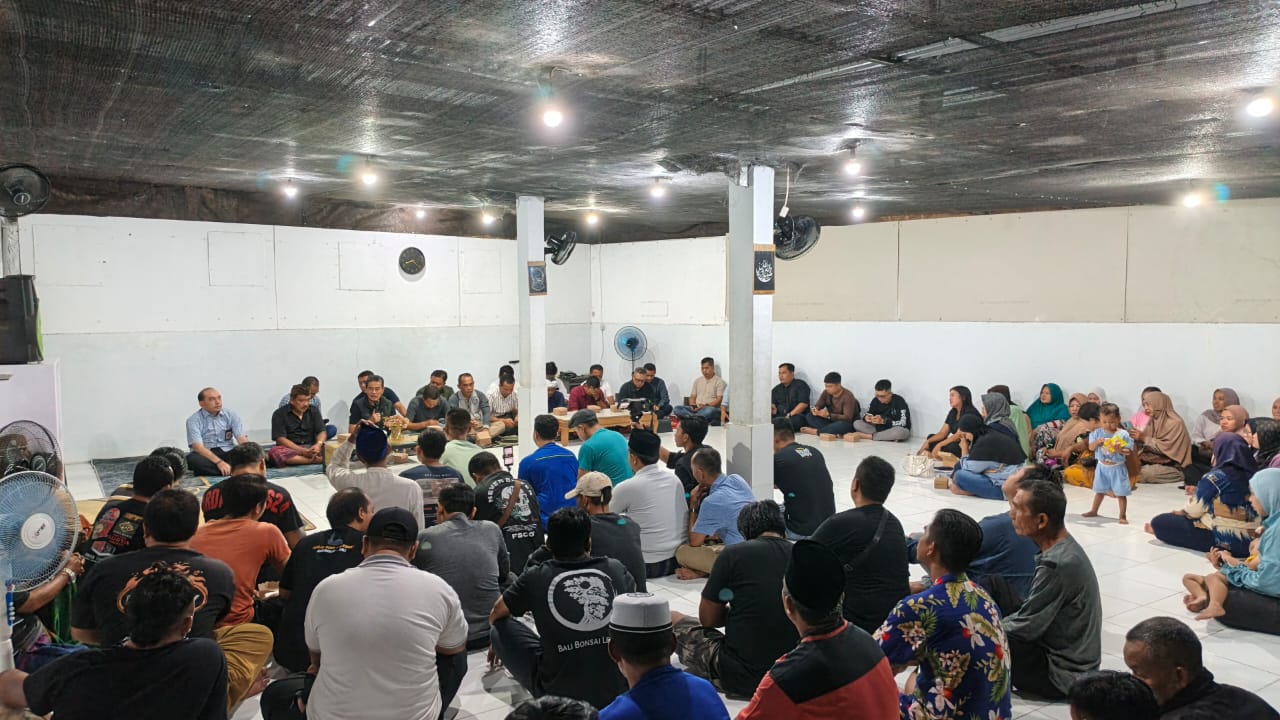 TAGIH SOLUSI: Pertemuan antara warga dengan pemerintah dan manajemen PLN Indonesia Power. Warga meminta PLN menanggulangi masalah kebisingan yang timbul di PLTGU Pemaron.
